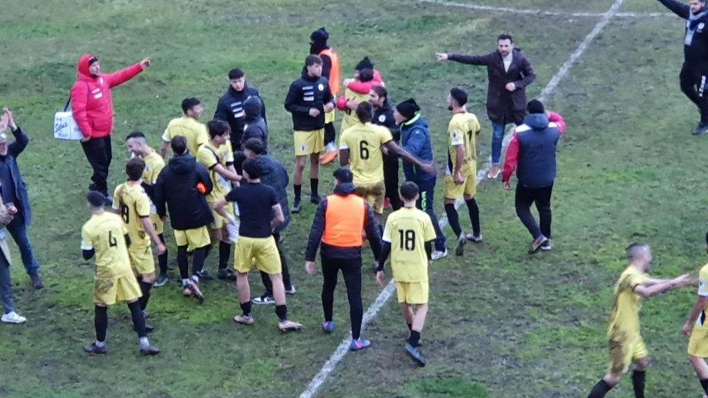 Calcio Leonzio Esplode Di Gioia LAngelino Nobile Al Fischio Finale